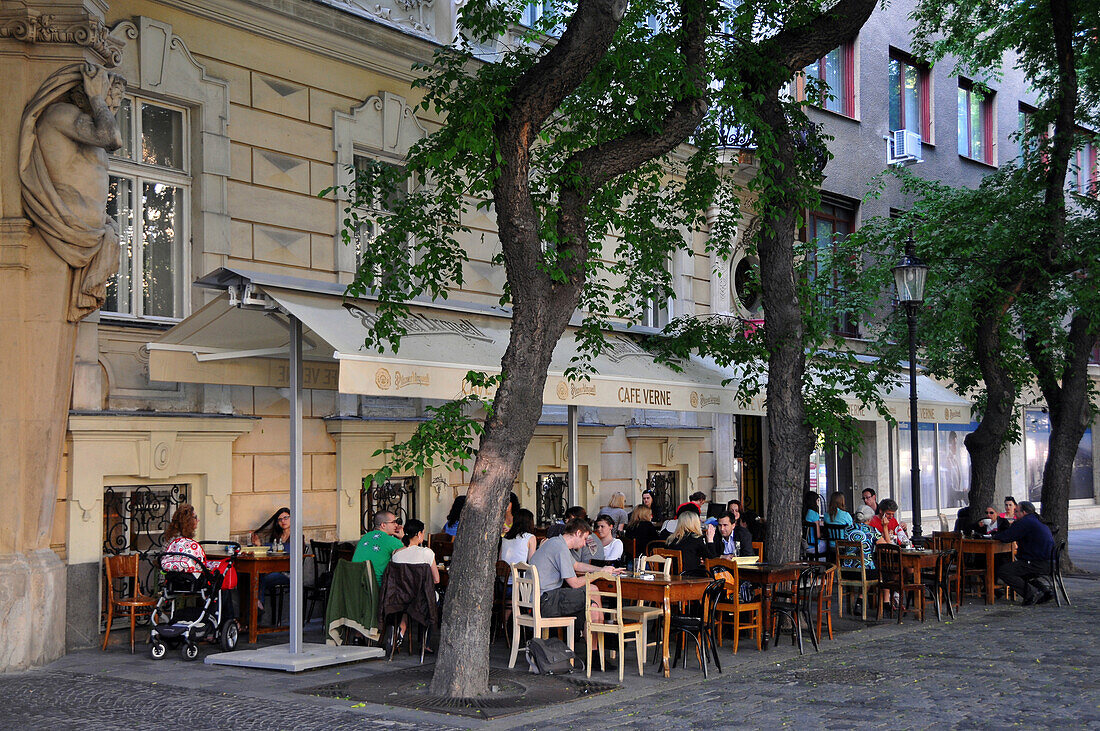Menschen im Café Verne am Hviezdoslavovo Platz, Bratislava, Slowakei, Europa