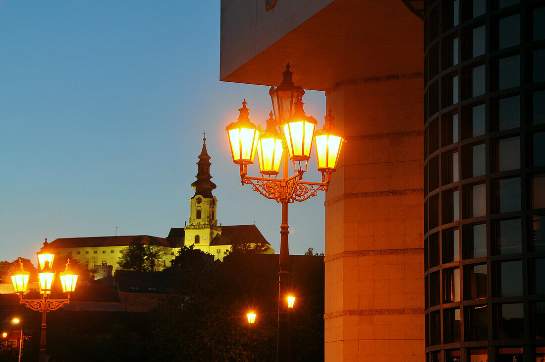 Stadttheater am Svätoplukovo Platz mit Kathdrale St. Emeran am Abend, Nitra, West- Slowakei, Europa