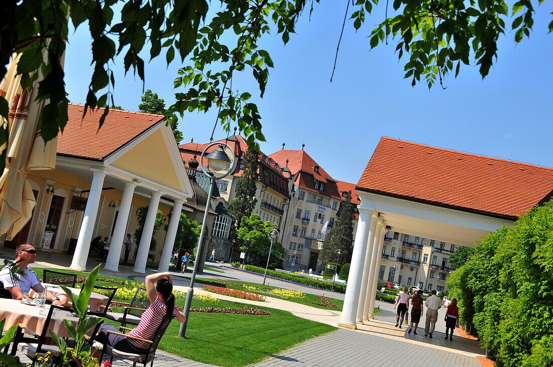 Menschen und Gebäude im Kurort Piestany, West- Slowakei, Europa