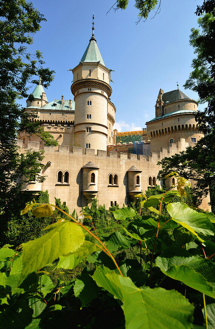 Blick auf Schloss Bojnice im Sonnenlicht, Bojnice, West- Slowakei, Europa