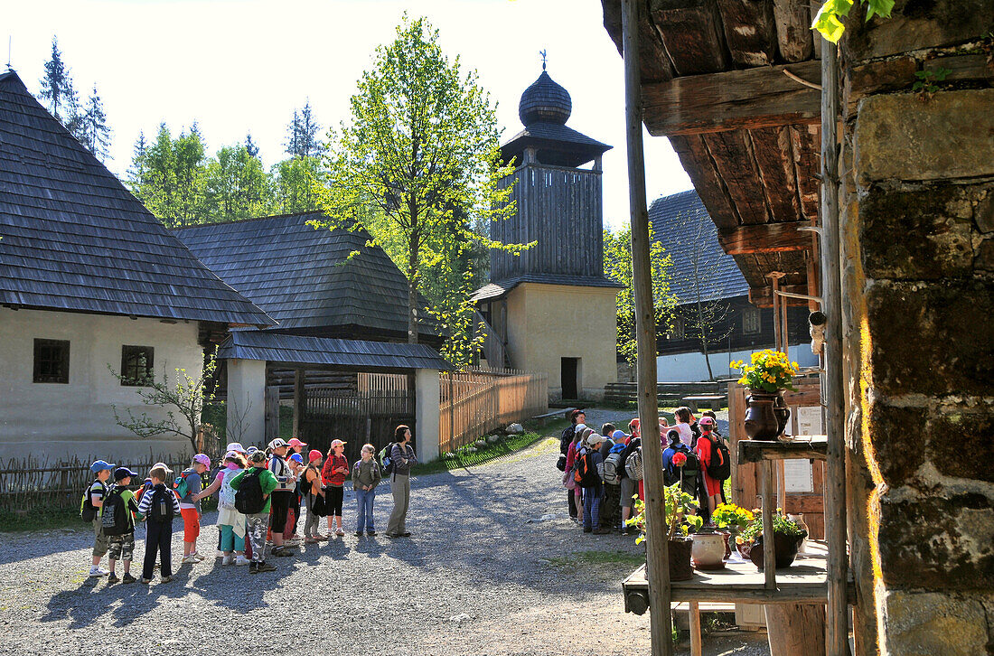 Besuchergruppen vor dem Oravskei Museum, westliche Hohe Tatra, Slowakei, Europa