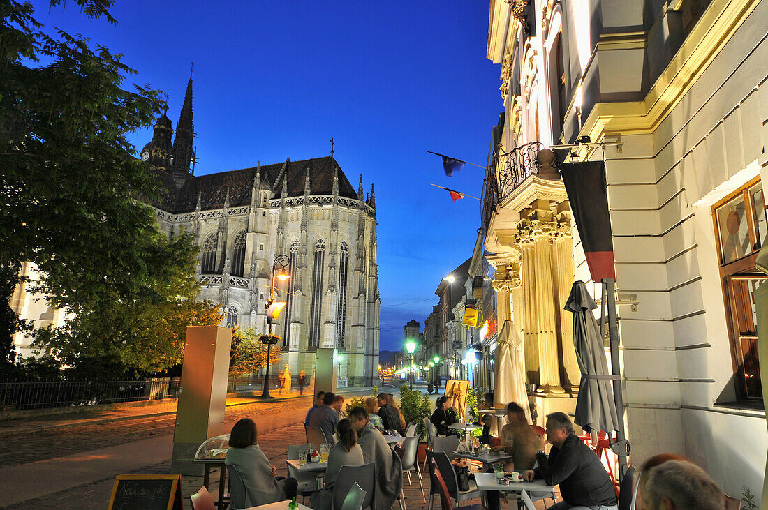 Menschen im Café am Dom St. Elisabeth am Abend, Kosice, Ost- Slowakei, Europa