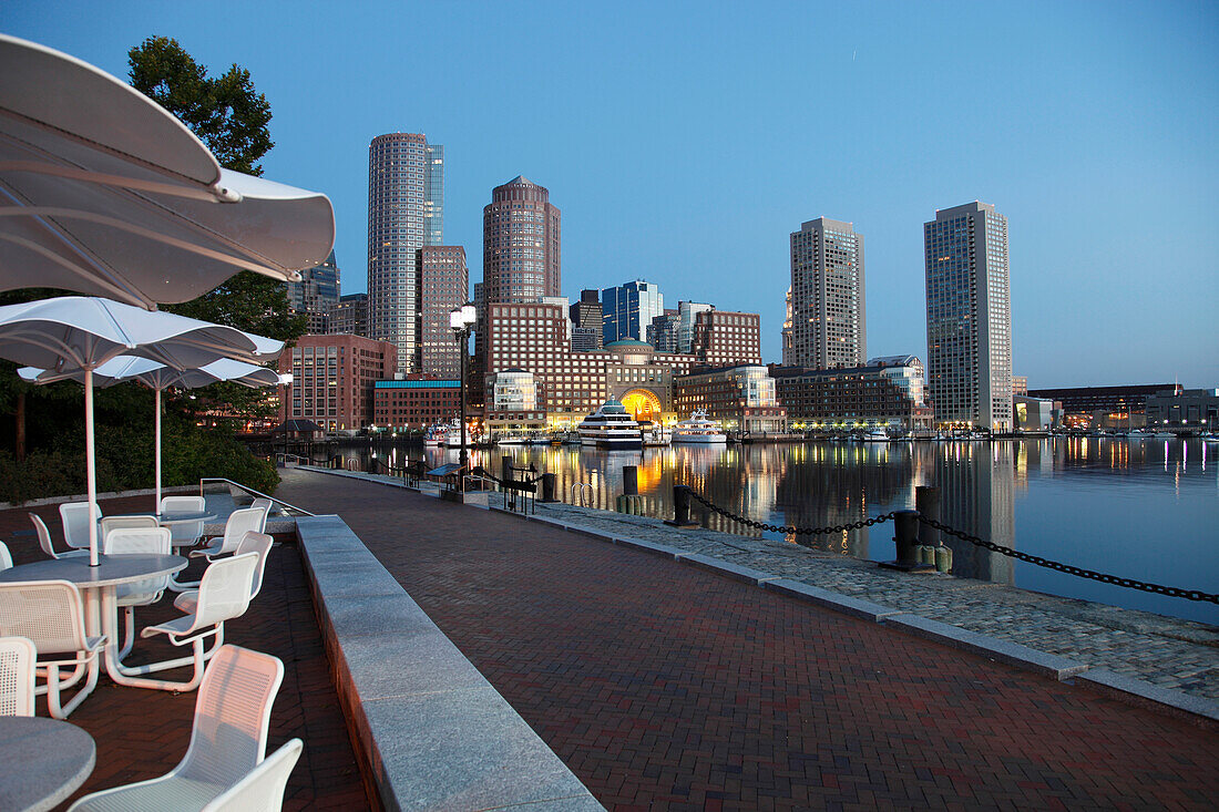 Uferanlage mit Blick auf das Stadtzentrum von Boston, Massachussets, USA