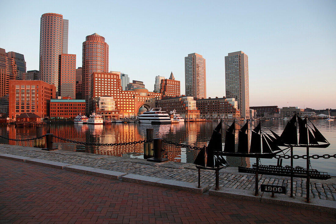 Uferanlage mit Blick auf das Stadtzentrum von Boston, Massachussets, USA