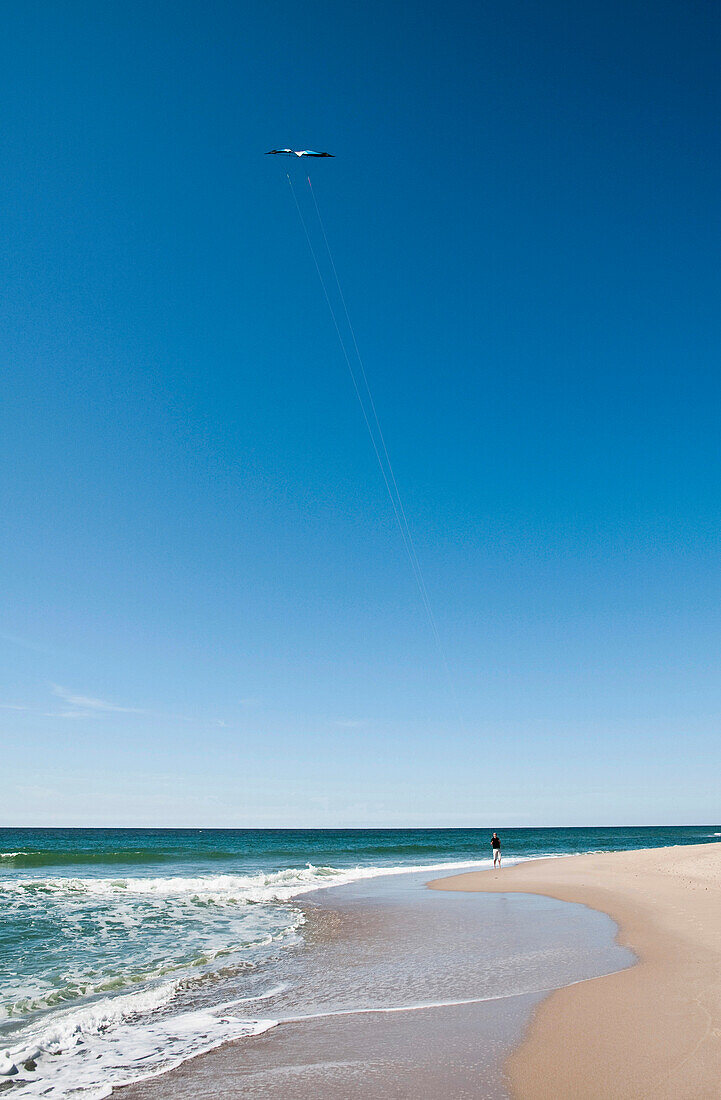 Mann lässt am Strand Drachen steigen, Insel Sylt, Schleswig Holstein, Deutschland, Europa