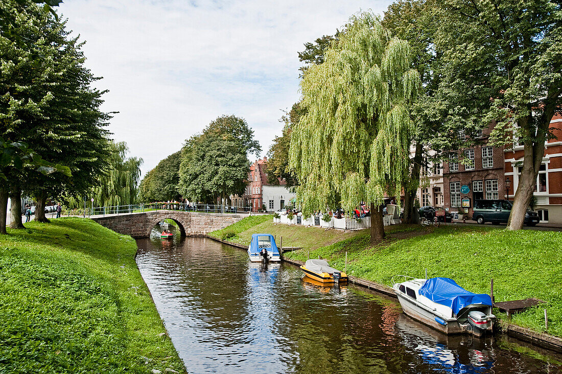 Canal with boats beneath trees, Friedrichstadt, Schleswig Holstein, Germany, Europe