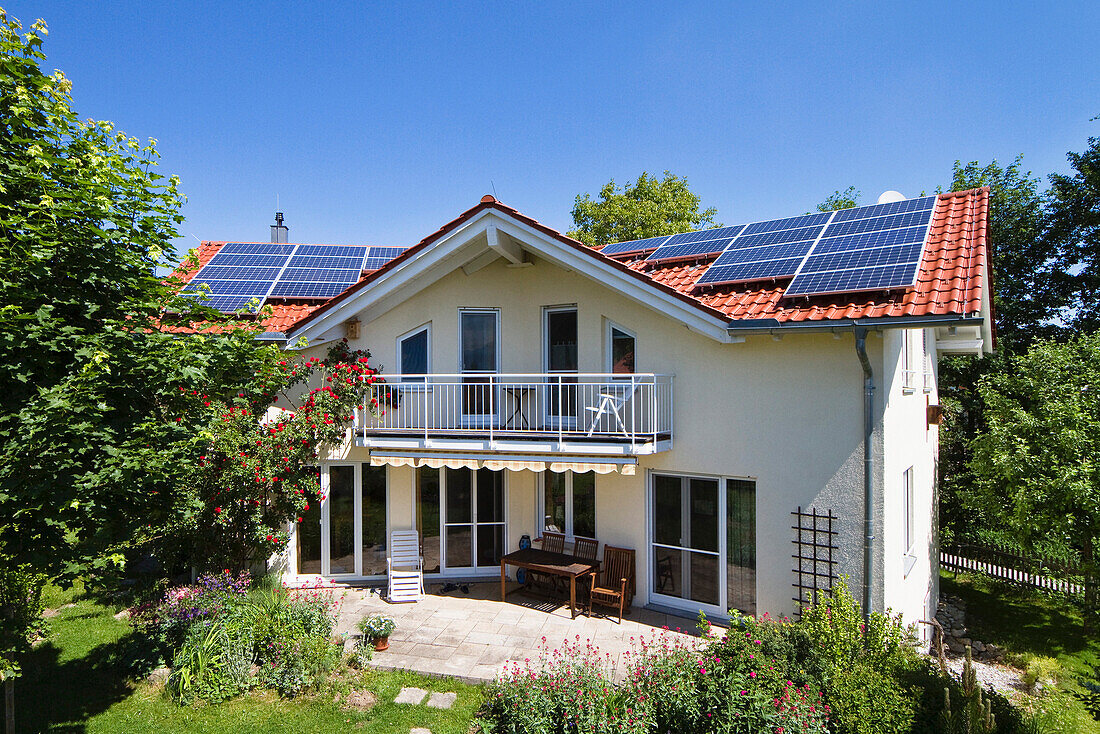 Photovoltaikanlage auf Einfamilienhaus mit Garten, Oberbayern, Bayern, Deutschland, Europa