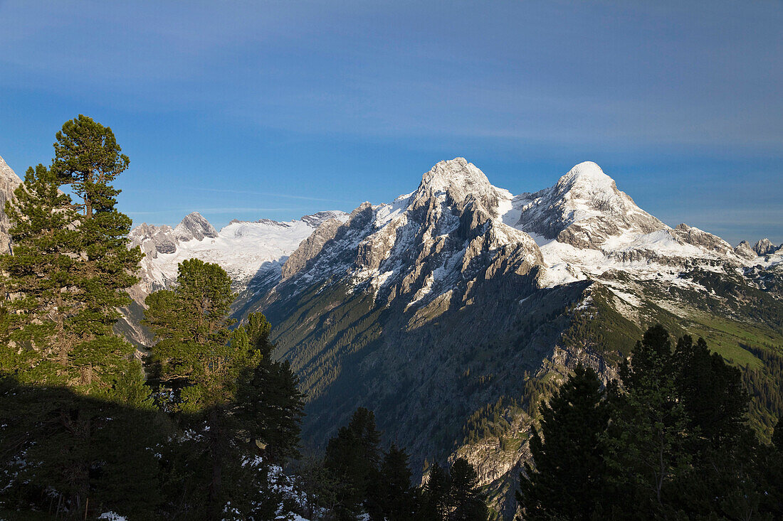 Blick vom Schachen auf Zugspitzplatt, Hochblassen und Alpspitze, Wettersteingebirge, Alpen, Oberbayern, Bayern, Deutschland, Europa