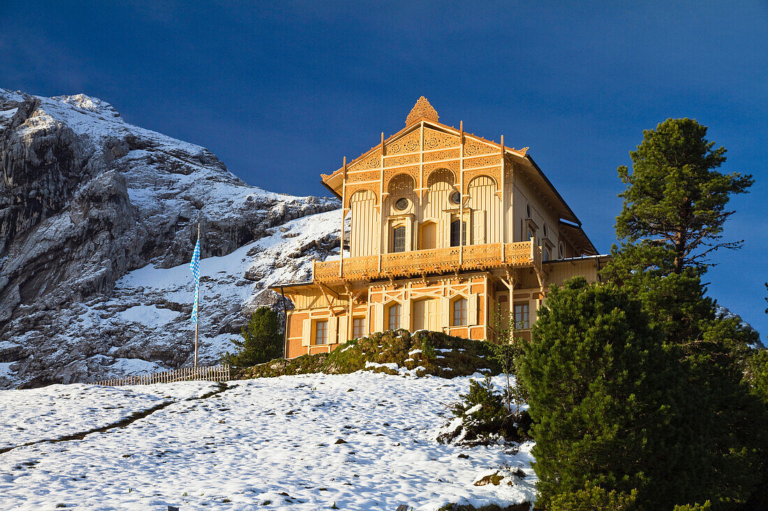 Königshaus am Schachen mit Dreitorspitz-Massiv, Wettersteingebirge, Alpen, Oberbayern, Bayern, Deutschland, Europa