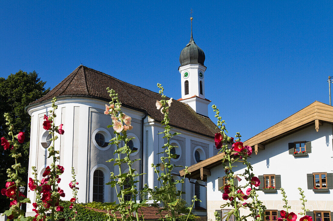 Kirche unter blauem Himmel, Magnetsried, Oberbayern, Bayern, Deutschland, Europa