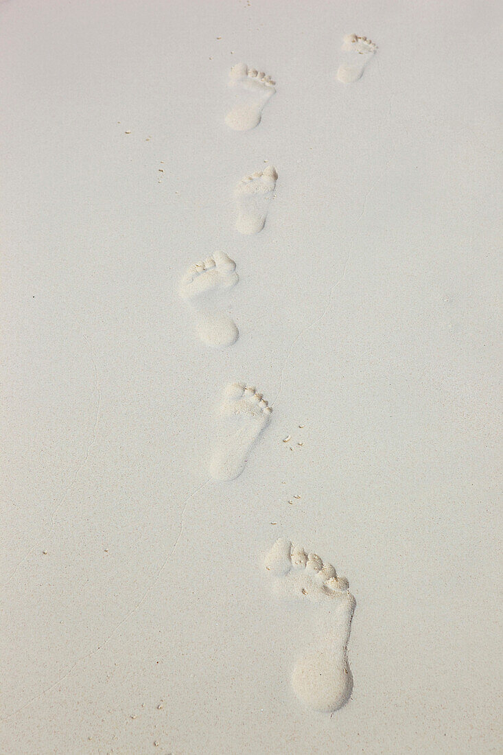 Fussspuren in feinem weissen Sand, Similan Inseln, Andamanensee, Thailand