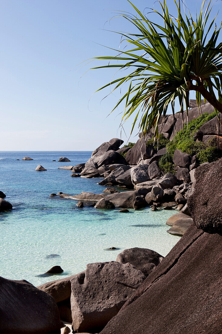 Blick aufs Meer am Fusse des Sail Rock, Similan Inseln, Andamanensee, Thailand