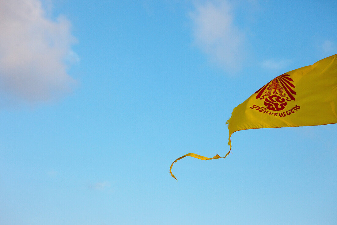 Wehende Fahne des Königs von Thailand auf Tauchboot vor blauem Himmel, Similan Inseln, Andamanensee, Thailand