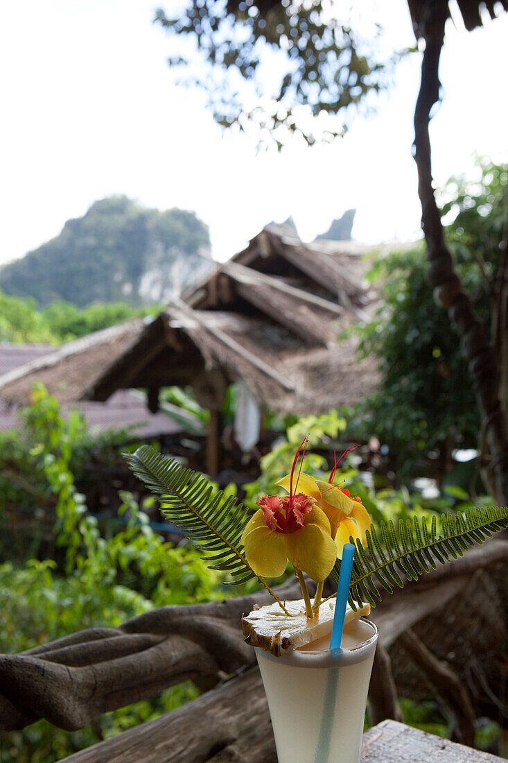 Drink mit ausgefallener Blütendekoration in einem Restaurant, Khao Sok Nationalpark, Andamanensee, Thailand