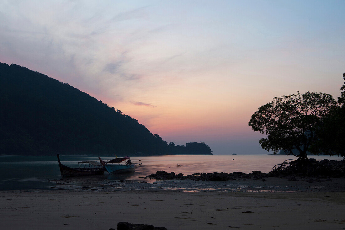 Sonnenaufgang auf Koh Surin, Koh Surin Meeresnationalpark, Andamanensee, Thailand