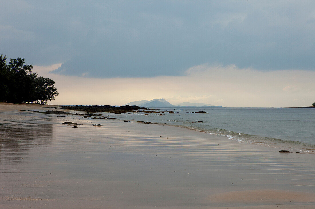 Morgenstimmung an einem Strand auf Koh Jum mit Blick auf Koh Lanta, Koh Jum, Andamanensee, Thailand
