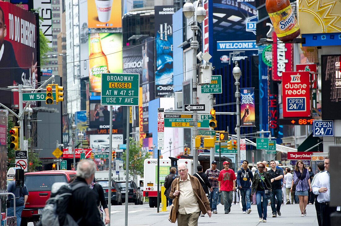 Morgendliche Rushhour am Times Square und Broadway, Manhattan, New York, USA