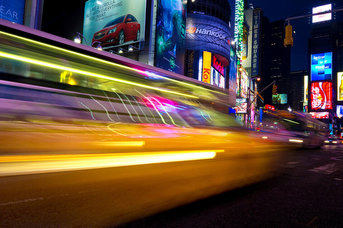 Times Square und Broadway mit Taxi mit Bewegungsunschärfe, Manhattan, New York, USA