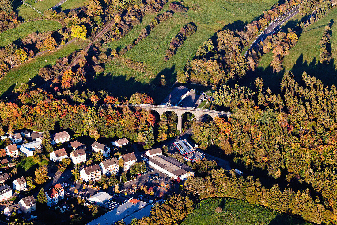 Luftbild der Kreisstadt Daun mit Bahnviadukt, Daun, Rheinland Pfalz, Deutschland, Europa