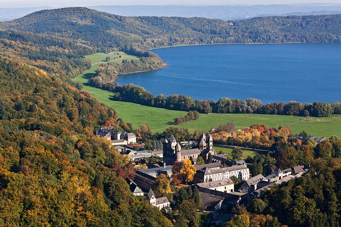 Luftbild von Benediktinerabtei am Laacher See, Maria Laach, Eifel, Rheinland Pfalz, Deutschland, Europa