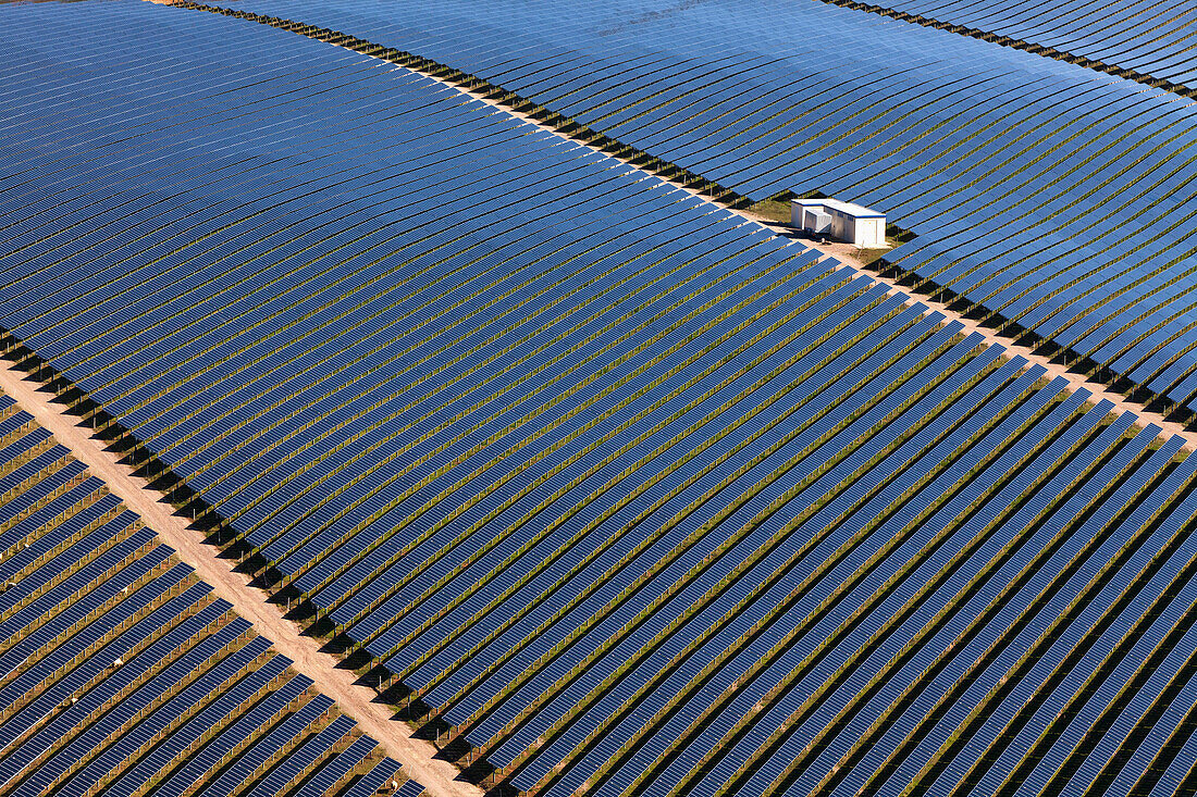 Luftbild von einem Solarpark im Sonnenlicht, Schweich, Eifel, Rheinland Pfalz, Deutschland, Europa