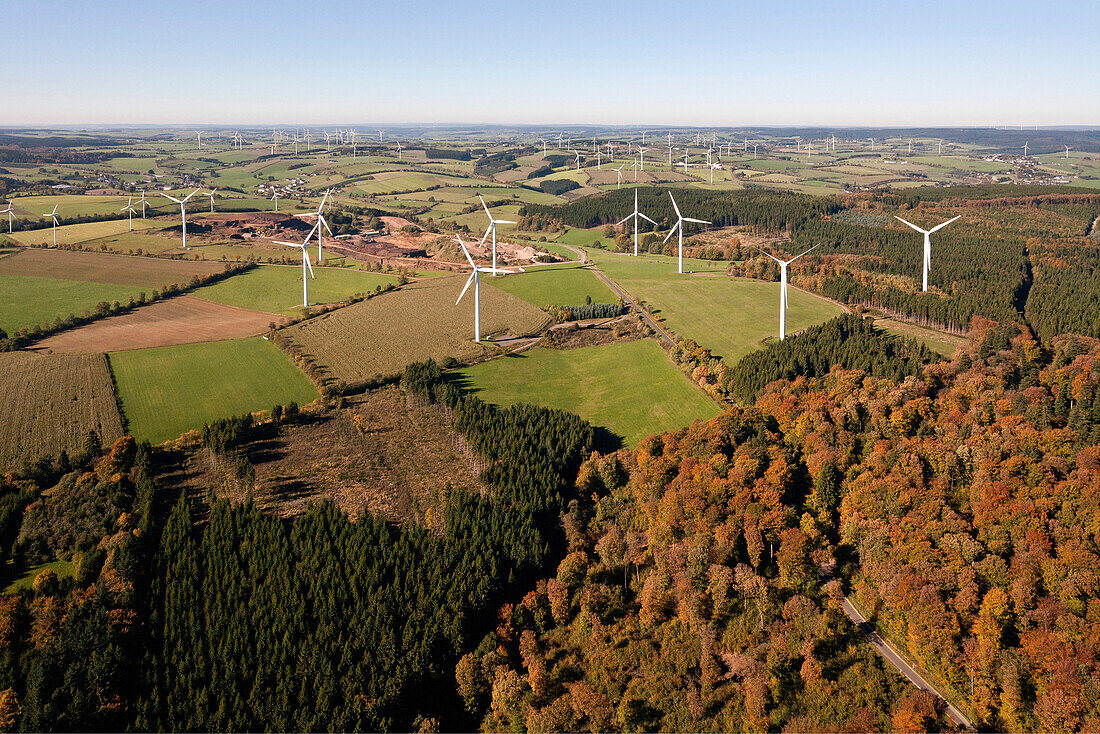 Luftaufnahme von Windrädern im Windpark Ormont, Eifel, Rheinland Pfalz, Deutschland, Europa