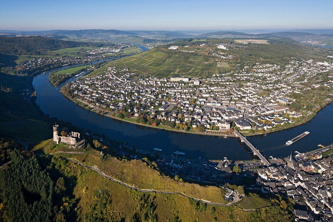 Luftbild der Mosel bei Bernkastel mit Burg Landshut, Eifel, Rheinland Pfalz, Deutschland, Europa