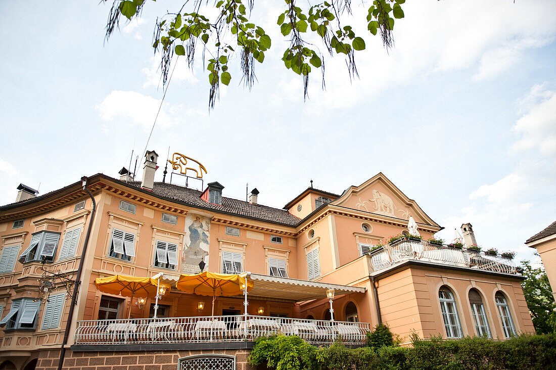 Hotel Elefant unter Wolkenhimmel, Brixen, Südtirol, Italien, Europe