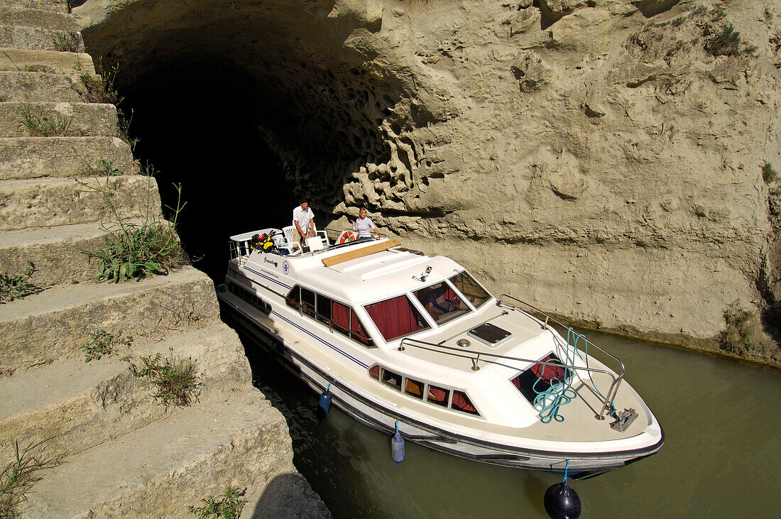 Boot fährt aus dem Tunnel, Tunnel de Malpas, Canal du Midi, Midi, Frankreich, MR
