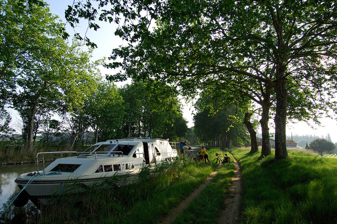 Radfahrer mit Jacht, Canal du Midi, Midi, Frankreich, MR