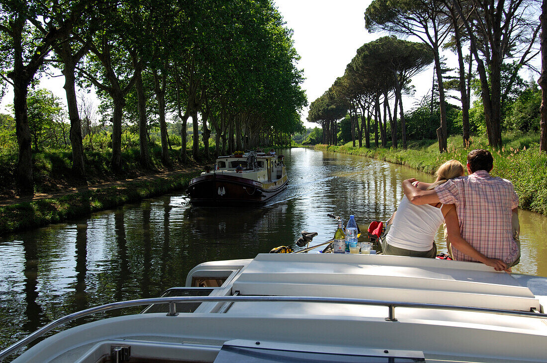 Pärchen auf einem Boot, Arm in Arm, Canal du Midi, Midi, Frankreich, MR
