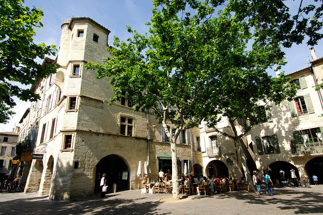 Straßencafe auf dem Platz, Place aux Herbes, Uzès, Provence, Frankreich