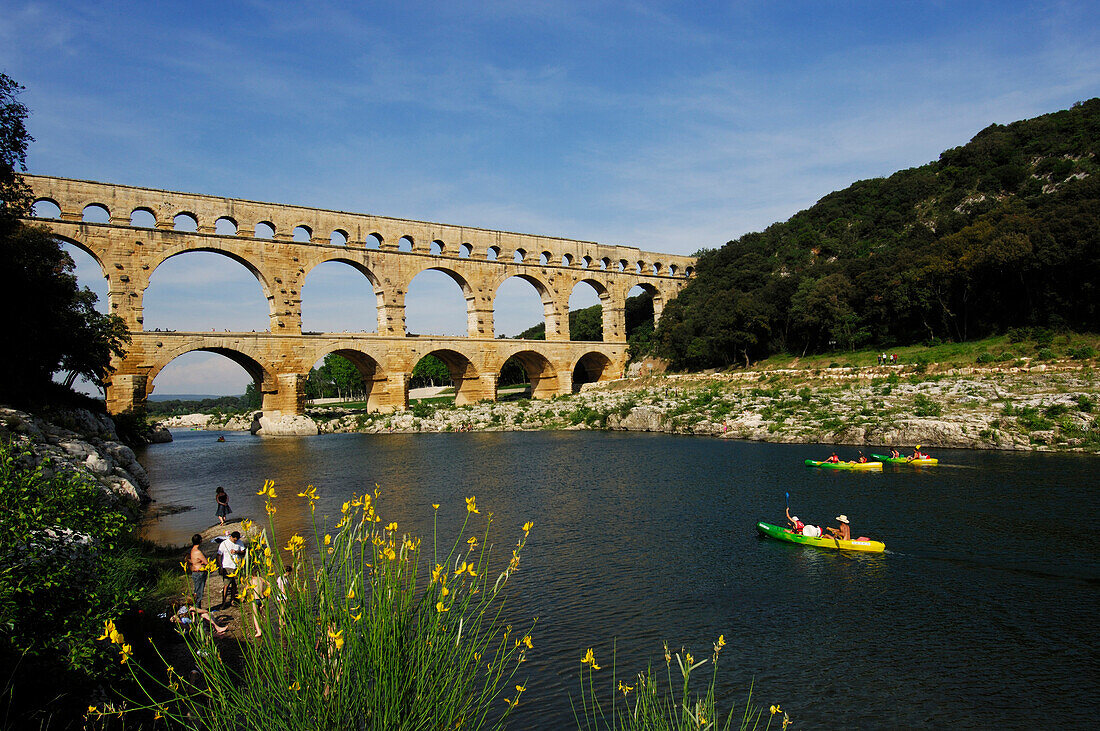 Kajaker in der Nähe vom Aquädukt, Pont du Gard, Provence, Frankreich