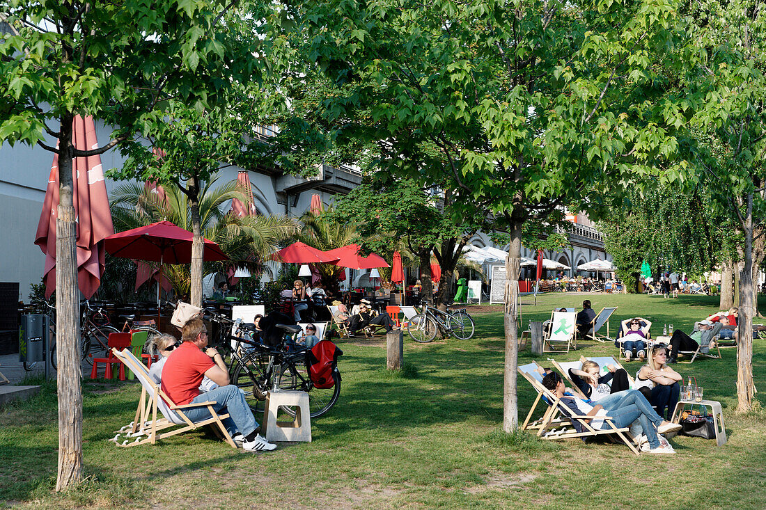 Leute entspannen sich in James-Simon-Park, Mitte, Berlin, Deutschland