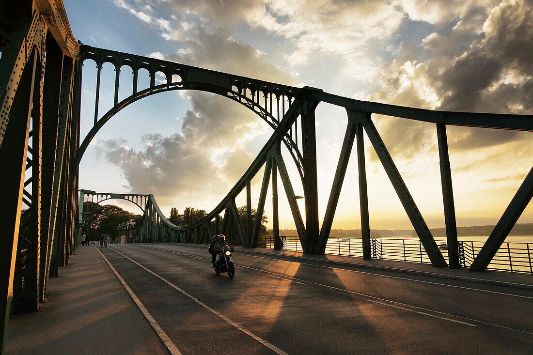 Glienicker Brücke, Jungfernsee, verbindet Potsdam mit Berlin, Land Brandenburg, Deutschland