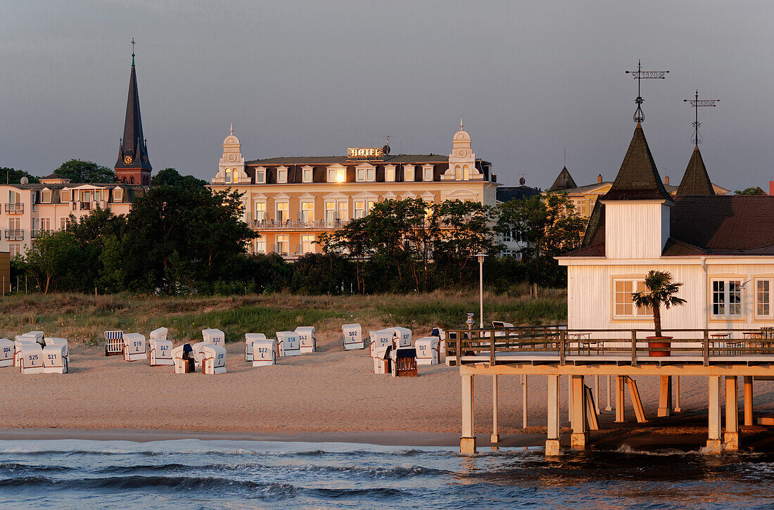 Seebruecke mit Strand und Kirche im Hintergrund, Seebad Ahlbeck, Insel Usedom, Ostsee, Mecklenburg-Vorpommern, Deutschland