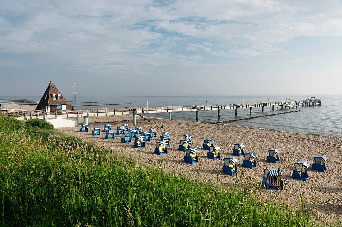 Strand mit Strandkoerbe und Seebruecke, Ostsee, Seebad Koserow, Insel Usedom, Mecklenburg-Vorpommern, Deutschland