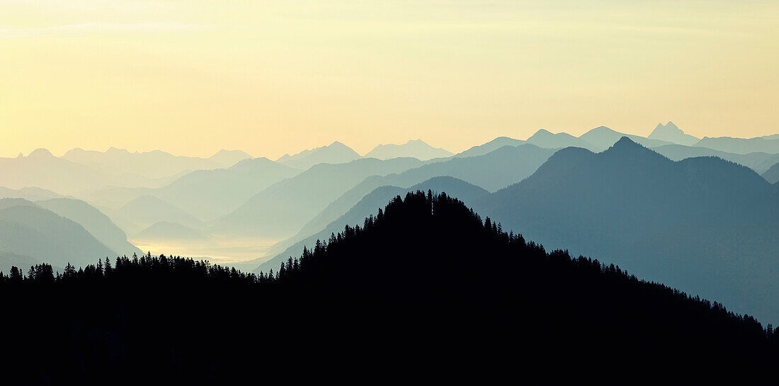 Sonnenaufgang am Wank mit Blick auf Karwendelgebirge und Oberes Isartal, Oberbayern, Deutschland