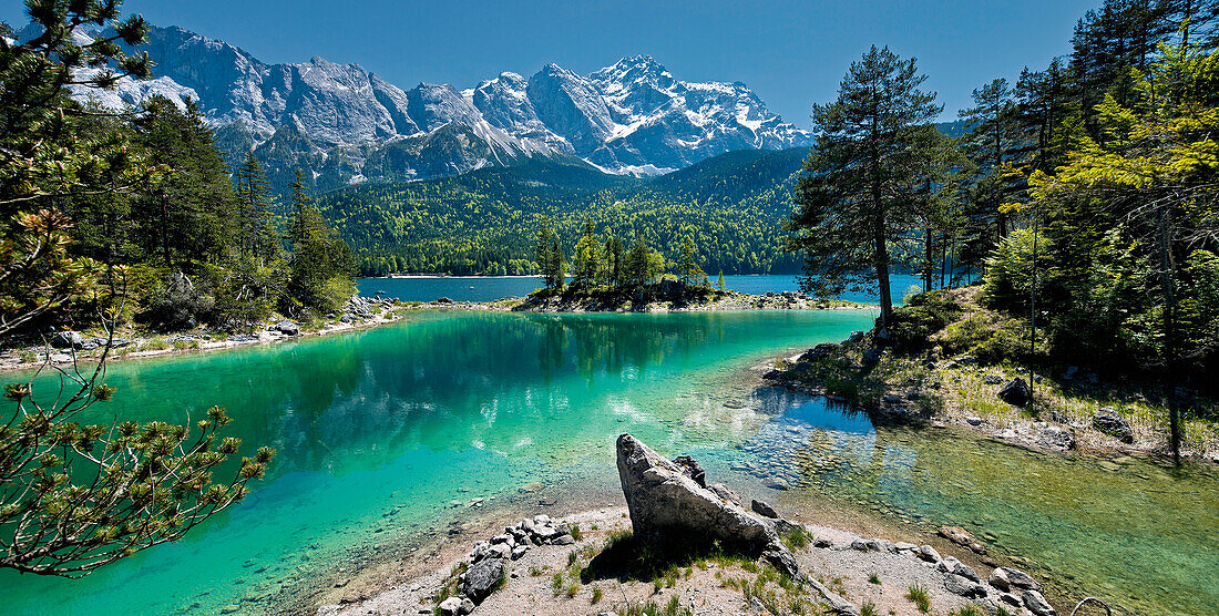 View over lake Eibsee to mount Zugspitze, Wetterstein mountain range, Upper Bavaria, Germany