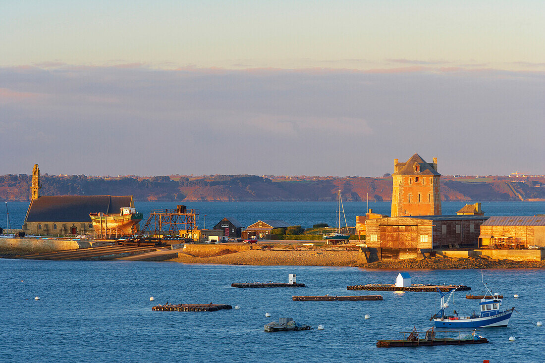 Fischerboote, La Tour Vauban, Notre Dame de Rocamadour, Camaret sur Mer, Halbinsel von Crozon, Finistère, Bretagne, Frankreich, Europa