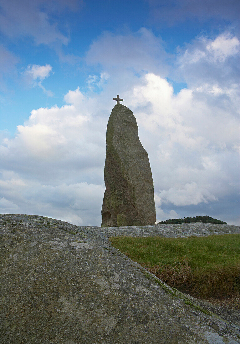 Menhir mit Kreuz, Menhir de Men Marz, Brignogan-Plage, Finistère, Bretagne, Frankreich, Europa