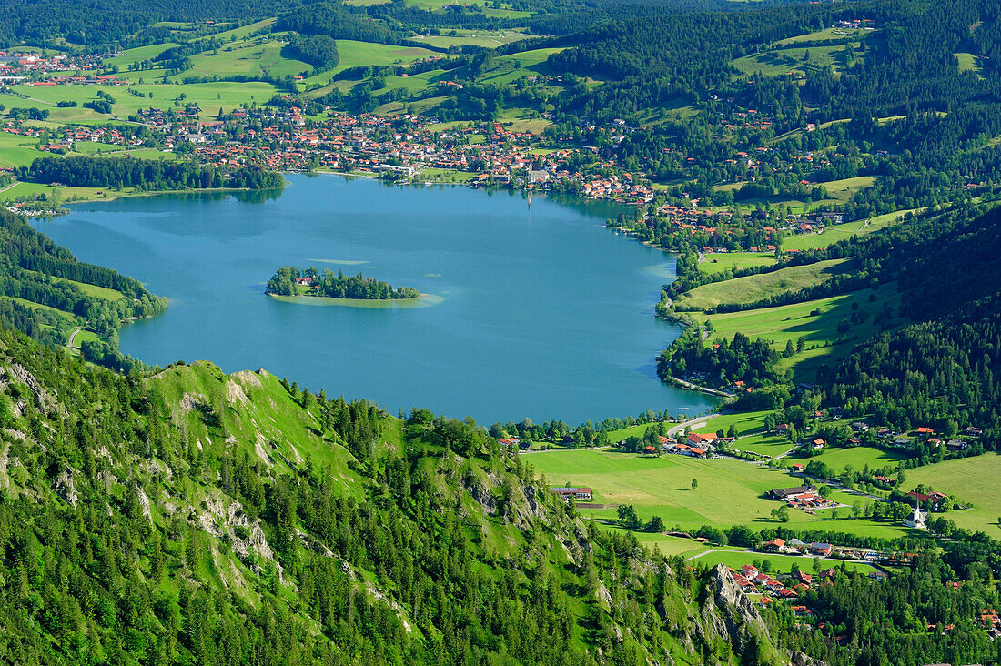 Blick auf Schliersee mit Insel Wörth, Schliersee, Brecherspitz, Mangfallgebirge, Bayerische Voralpen, Oberbayern, Bayern, Deutschland