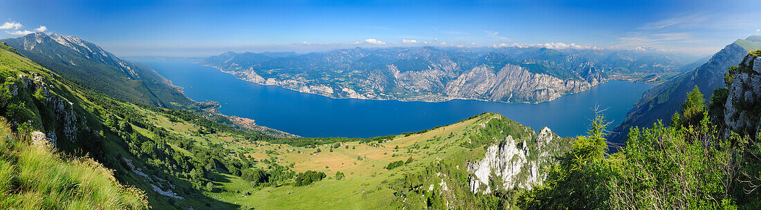Panoramablick vom Monte Baldo über Gardasee und Gardaseeberge, Monte Baldo, Trentino-Südtirol, Italien