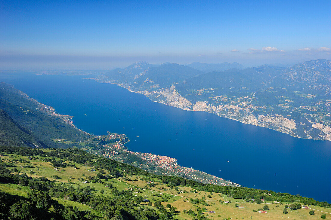 Blick über Gardasee mit Malcesine und Gardaseeberge, Monte Baldo, Trentino-Südtirol, Italien