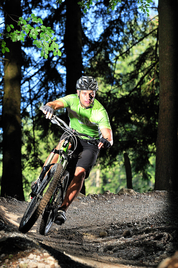 Mountainbiker in einem Bikepark, Hochries, Samerberg, Oberbayern, Bayern, Deutschland