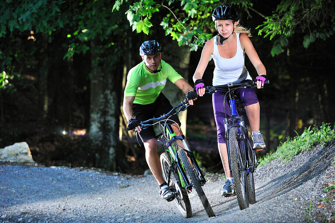 Zwei Mountainbiker in einem Bikepark, Hochries, Samerberg, Oberbayern, Bayern, Deutschland