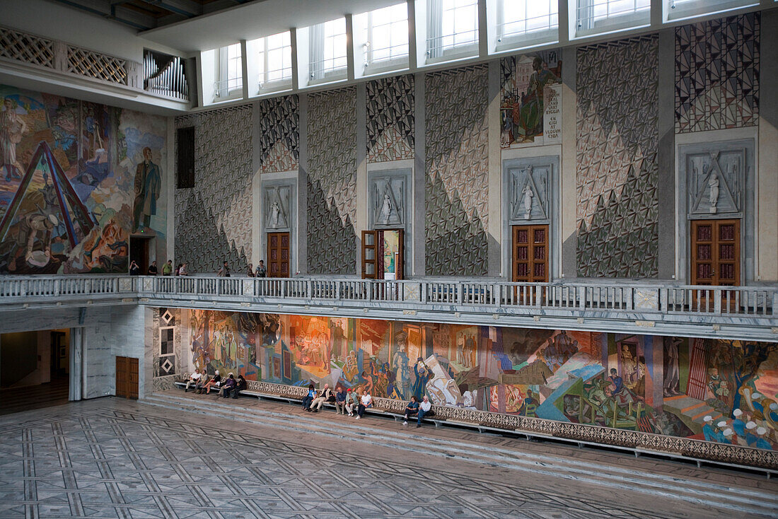 Innenansicht von Rathaus mit großen Wandgemälden, Oslo, Südnorwegen, Norwegen