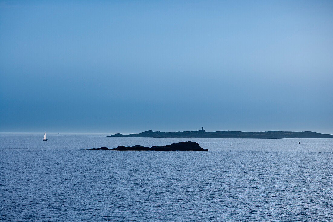 Segelboot und Inseln in den Schären des Göteborg Archipels, nahe Göteborg, Västergötland, Schweden