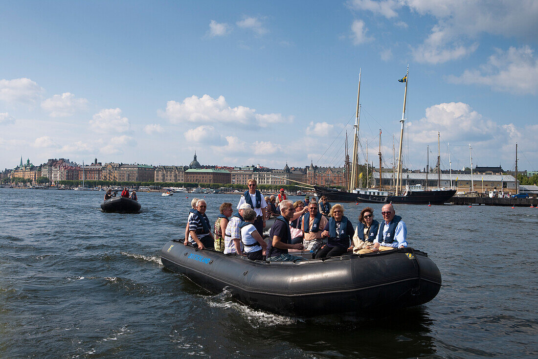 Passagiere vom Kreuzfahrtschiff MS Deutschland (das ZDF Traumschiff der Reederei Peter Deilmann) unternehmen eine Bootstour mit Zodiac Schlauchbooten durch die Kanäle der Stadt, Stockholm, Schweden