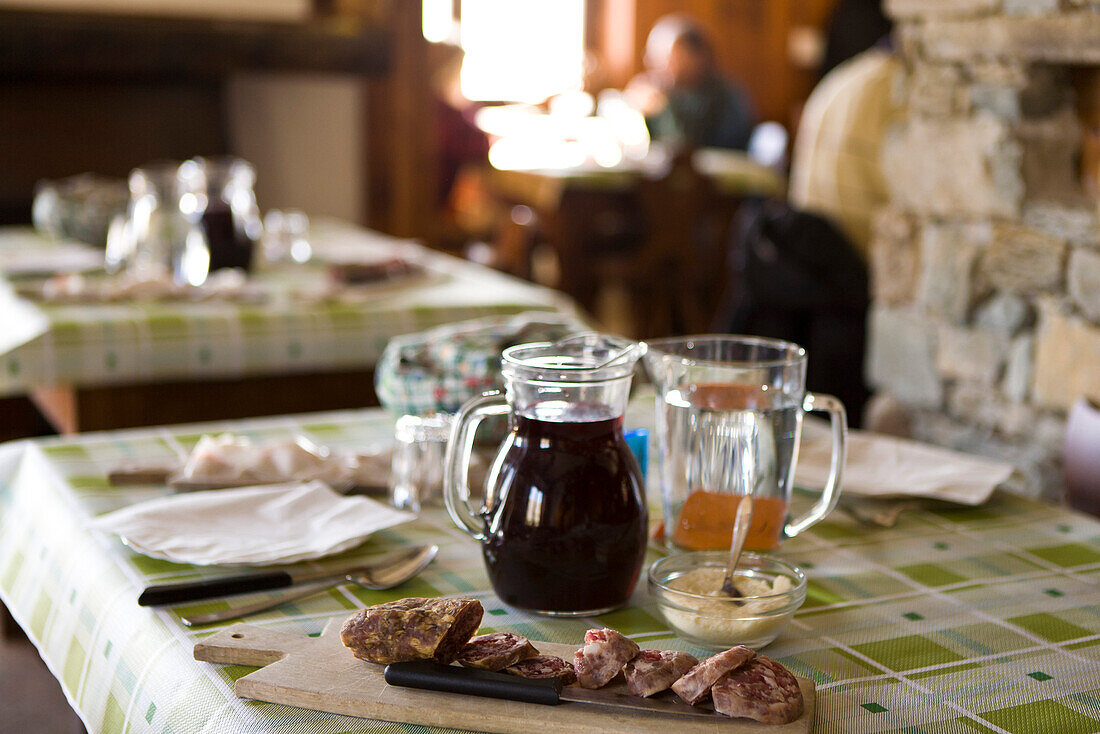 Brotzeit mit Salami und Wein, Rifugio Agrituristico Salvin, Monastero di Lanzo, Piemont, Italien